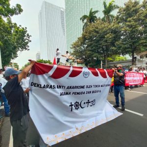 Brimob Polda Metro Jaya Hadir Humanis Kawal Aksi Unjuk Rasa Damai di Kawasan Monas