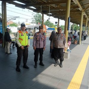 Polsek Bekasi Barat Gelar Pengamanan dan Penyekatan Massa di Stasiun Kranji