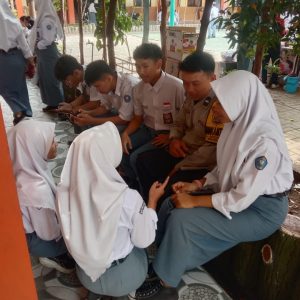 BHABINKAMTIBMAS POLSEK RAWA LUMBU AIPDA ANDIK BERIKAN HIMBAUAN KEPADA PELAJAR