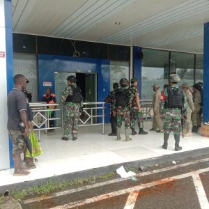 Jelang Peringatan HUT Ke-80 TNI, Personel Kodim 1715/Yahukimo Gelar Patroli Gabungan