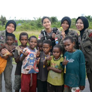 Polwan Satgas Ops Damai Cartenz Berikan Sentuhan Humanis Bersama Anak-Anak Nduga
