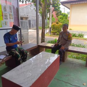 Cegah Curanmor, Bhabinkamtibmas Bantargebang Sambangi Warga dengan Pesan ‘Kunci Ganda’