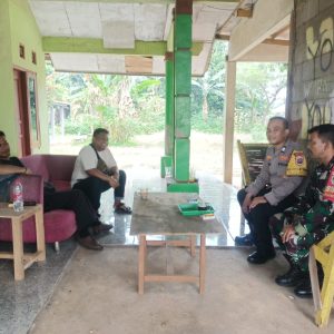 Jaga Kondusifitas, Bhabinkamtibmas dan Babinsa di Bantargebang Sambangi Warga