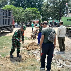 Babinsa Ancol Bersama Warga Gelar Kerja Bakti Cegah DBD di Musim Pancaroba