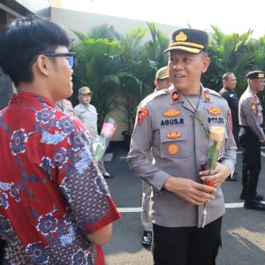 Datangi polres metro Bekasi kota mahasiswa dan pelajar berikan dukungan moril
