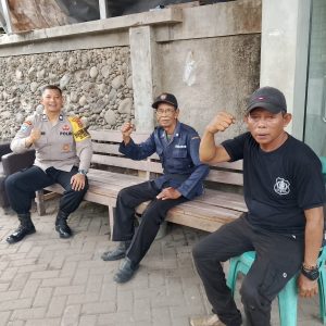 Perkuat Kemitraan, Bhabinkamtibmas Mustikasari Sambangi Pos Keamanan Perumahan