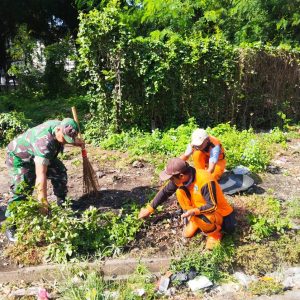 Bakti TNI Bersama PPSU, Wujud Kepedulian pada Kebersihan Lingkungan Pasar Tradisional