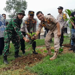 Danramil 06/Setu Kapten Inf Ruhiyat Pimpin Bakti TNI PRIMA di Situ Burangkeng