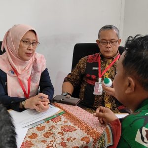 Babinsa Kalibaru Dukung Klarifikasi Lapangan Penilaian Anugerah Gapura Sri Baduga 2025 dengan Inovasi Pupuk Cair Organik