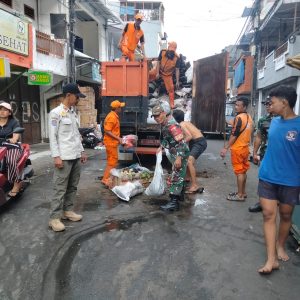 Sinergis Bersama Aparatur Wilayah Babinsa Koramil 02/SB Bahu Membahu Angkut Sampah dan Bersihkan Selokan