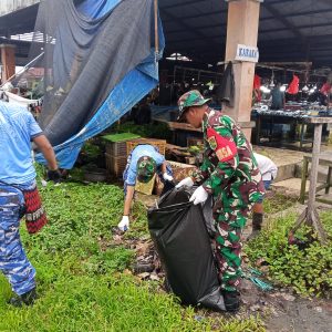 Jelang Peringatan HUT Ke-80 TNI Tahun 2025, Kodim 1710/Mimika bersama Satuan TNI-Polri dan Komponen Masyarakat Gelar Kegiatan Karya Bakti Pembersihan Lingkungan Pasar