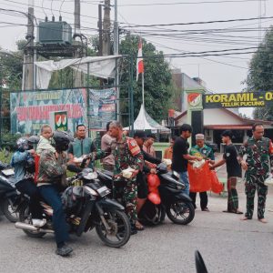 Koramil 03/Teluk Pucung Gelar Jumat Berkah, Babinsa Bagikan 100 Nasi Kotak untuk Warga dan Pengguna Jalan