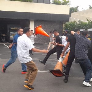 Simulasi Meningkatkan Profesionalisme Aksi Unras Brimob Polda Jambi di Polres Metro Bekasi Kota