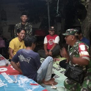 Patroli Gabungan Babinsa Koramil 05/Bantargebang dan Komponen Pendukung Tegakkan Kamtibmas, Eratkan Kedekatan dengan Warga