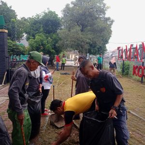 Wujud Sinergi, Bhabinkamtibmas dan Warga Gelar Kerja Bakti Bersihkan Taman