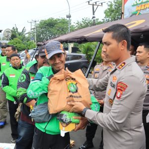 Perkuat Kemitraan, Polres Metro Bekasi Kota Kukuhkan Pengurus Ojol Roda Jaga Bekasi