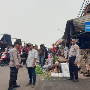 POLSEK CIPUTAT TIMUR LAKSANAKAN PATROLI STRONG POINT DI PASAR CIPUTAT UNTUK CEGAH GANGGUAN KAMTIBMAS