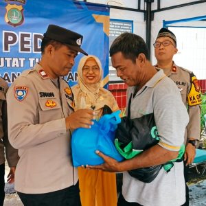 Polsek Ciputat Timur Gelar “Jumat Peduli” Bersama Pengemudi Ojek Online: Bagikan Sembako dan Layanan Kesehatan Gratis