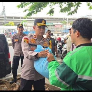 Koramil 01/Jatinegara dan Polsek Jatinegara Berikan Paket Sembako kepada Pengemudi Ojol.