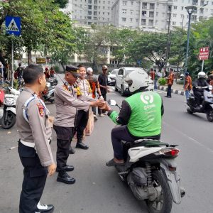 Sinergi Bersama Polisi, Pemuda Pancasila Bagikan 200 Paket Makanan