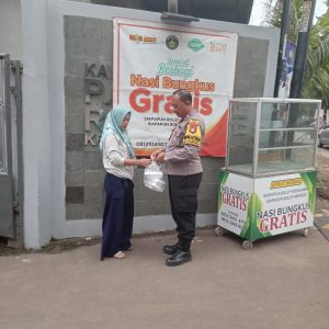 Polsek Jatisampurna Gelar Jumat Berbagi di Kelurahan Jatiraden, Bagikan 330 Nasi Bungkus Gratis