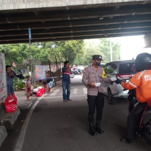 Polsek Pondok Gede dan P3M Bagikan 100 Nasi Kotak di Bundaran Jorr Jatiwarna