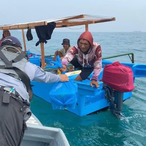 KN Tanjung Datu-301 Bagikan Sembako dan Edukasi Nelayan Banten