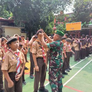 Danramil 04/Jatiasih Bekali Siswa SMPIT Darul Maza dengan Wasbang dan Pendidikan Karakter pada Kegiatan LDKS