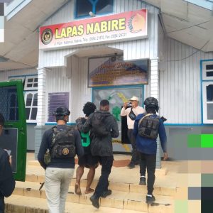 Satgas Ops Damai Cartenz Kawal Serah Terima Tersangka Anis Telenggen ke Kejaksaan Negeri Nabire