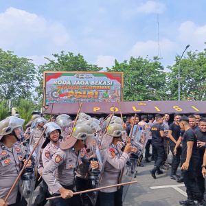 Simulasi Penanganan Aksi Unjuk Rasa oleh Personel Gabungan Polres Metro Bekasi Kota