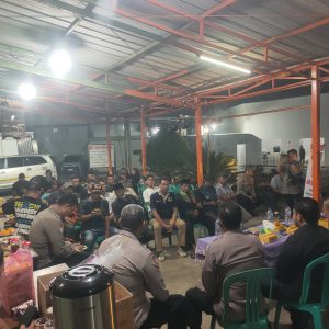 NGOPI KAMTIBMAS SAT KAMLING POLRES METRO BEKASI KOTA BARENG WARGA DI BANTAR GEBANG