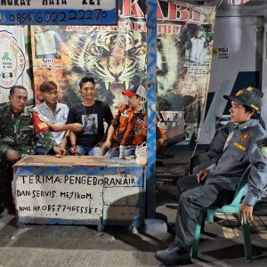 Babinsa Koramil 03/Teluk Pucung Bersama Linmas dan Komponen Masyarakat Gelar Patroli Malam, Wujudkan Kamtibmas Kondusif
