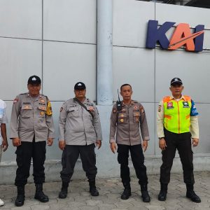 Antisipasi Pergerakan Massa Mengarah Ke DKI Jakarta, Polsek Bekasi Barat Jaga Stasiun Kranji