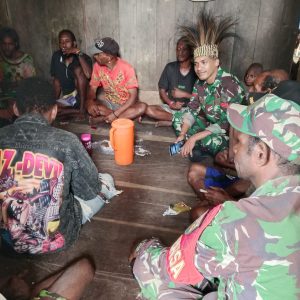 Jelang HUT TNI Ke-80, Babinsa Koramil 1715-07/Suru-Suru Kodim 1715/Yahukimo Melaksanakan Kegiatan Komsos Dengan Masyarakat di Kampung Brimono Distrik Suru-Suru
