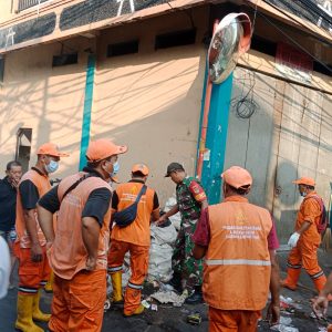 Babinsa Koramil 02/Sawah Besar Bersama PPSU Laksanakan Pembersihan dan Pengangkatan Sampah