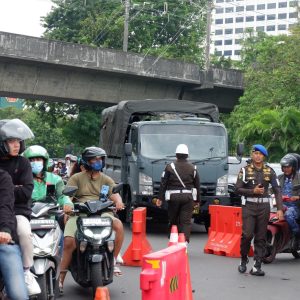 POMDAM JAYA/JAYAKARTA BANTU PENGENDALIAN DAN PENGATURAN LALULINTAS DALAM RANGKAI KEGIATAN HUT TNI KE 80