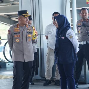 Kapolres Metro Bekasi Pimpin Pengecekan Pengamanan Penyekatan Massa di Stasiun KA Cikarang