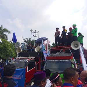 Sholawat: Buruh dan Polisi Gelar Doa Bersama di Tengah Penyampaian Pendapat
