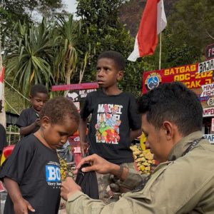 Personel Satgas Ops Damai Cartenz Sambangi Anak-anak di Pos Satgas Tindak Kulirik
