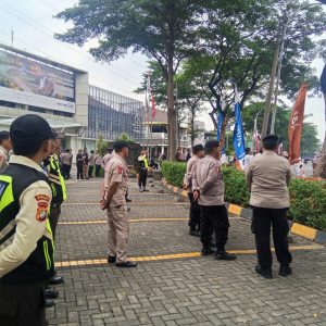 Amankan Unjuk Rasa, Polres Metro Bekasi Kota Siagakan Personel Gabungan di Harapan Indah Medan Satria 