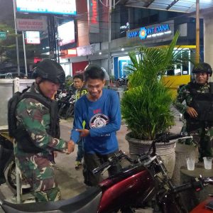 Pastikan Keamanan dan Kondusifitas, Babinsa Koramil 04/Jatiasih Bersama Komduk Gelar Patroli Malam