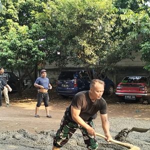 Jadikan Lingkungan Nyaman, Babinsa Koramil 02/Pondokgede Bersama Bhabinkamtibmas dan Warga Gelar Karya Bhakti Pembuatan Lapangan