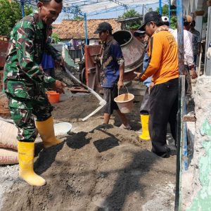 Babinsa Koramil 11/Pebayuran Gotong Royong Bangun Masjid Al-Mujahidin