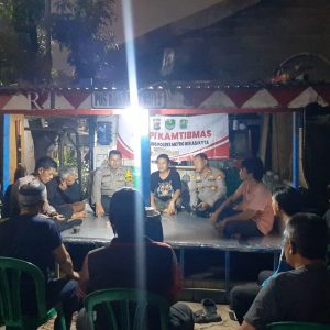 Hangatnya Kebersamaan Polisi dan Warga Kayuringin Jaya Jaga Kamtibmas