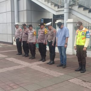 POLSEK RAWA LUMBU GELAR APEL ANTISIPASI GUANTIBMAS DI STASIUN BEKASI TIMUR