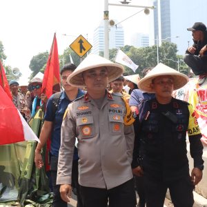 Peringati Hari Tani Nasional, Polisi Potong Tumpeng Bersama Massa Aksi di Jl. Merdeka Selatan Jakarta Pusat.