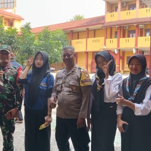 SINERGITAS TNI–POLRI MELAKSANAKAN KUNJUNGAN DAN HIMBAUAN DI SMK KARYA BAHANA MANDIRI PADURENAN KOTA BEKASI