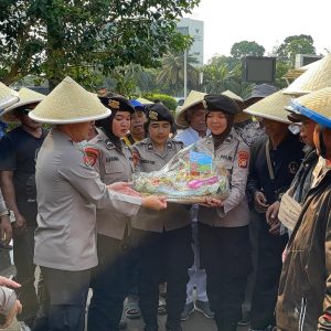Peringati Hari Tani Nasioal, Polisi dan Petani Potong Tumpeng di DPR