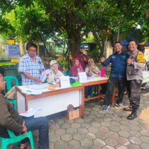 Pastikan Distribusi Berjalan Aman, Polisi Jaga Pembagian Kartu KKS di Jatimelati