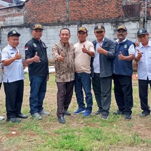 Pastikan Pembangunan Tepat Sasaran, Bhabinkamtibmas dan Babinsa Pantau Proyek Taman Warga